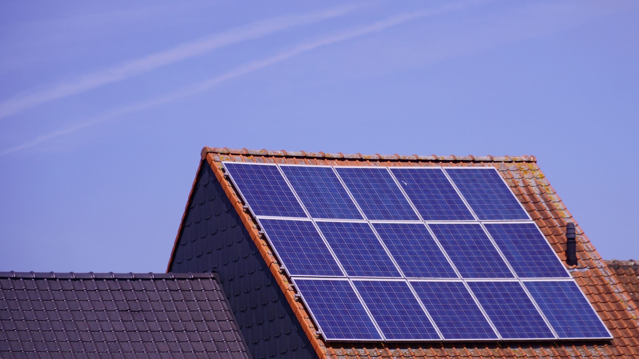 Électricité Panneaux Solaires - Maison toiture - Panneaux
