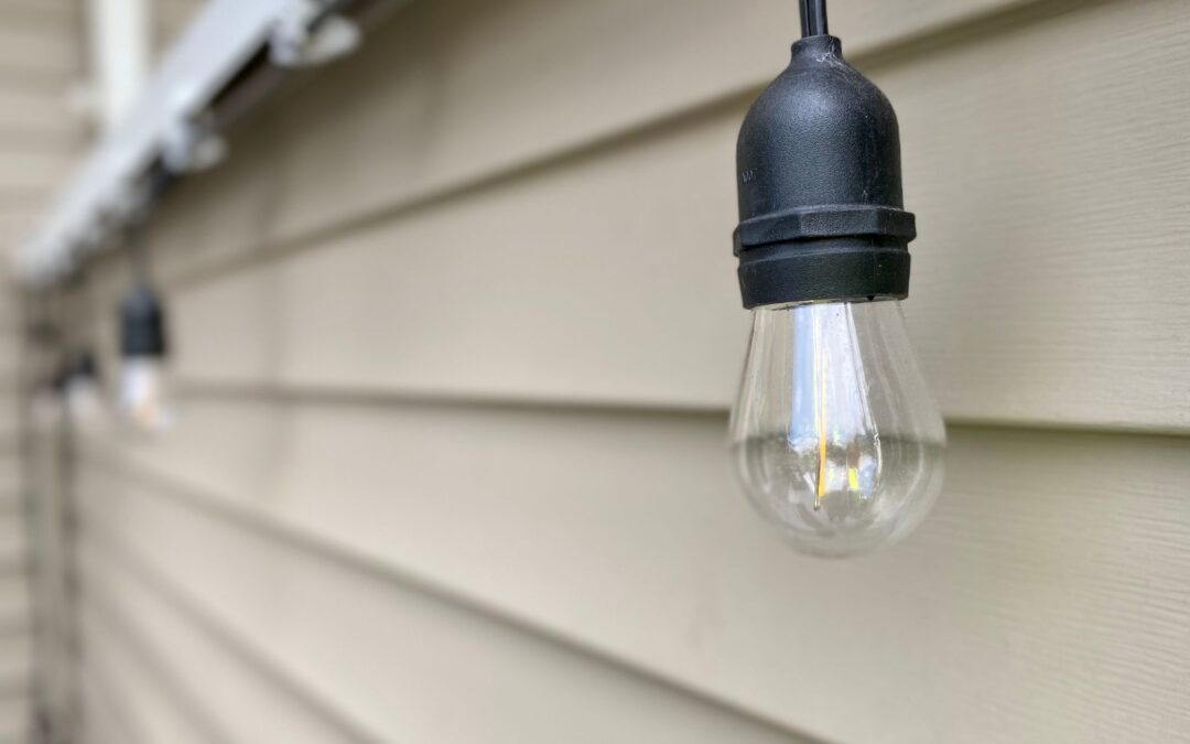 Électricité extérieure : ce que jardins, piscines et terrasses imposent comme règles